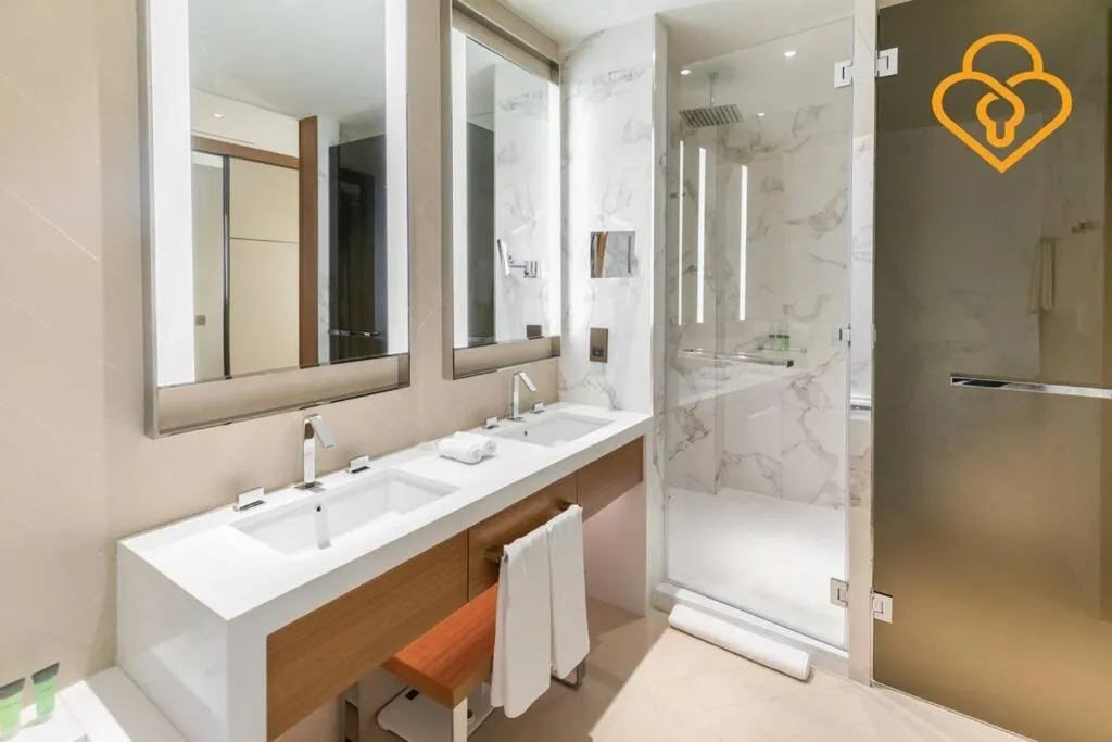⁨Keysplease 2 BR Address Opera walking to Dubai Mall 55⁩ — صورة 3