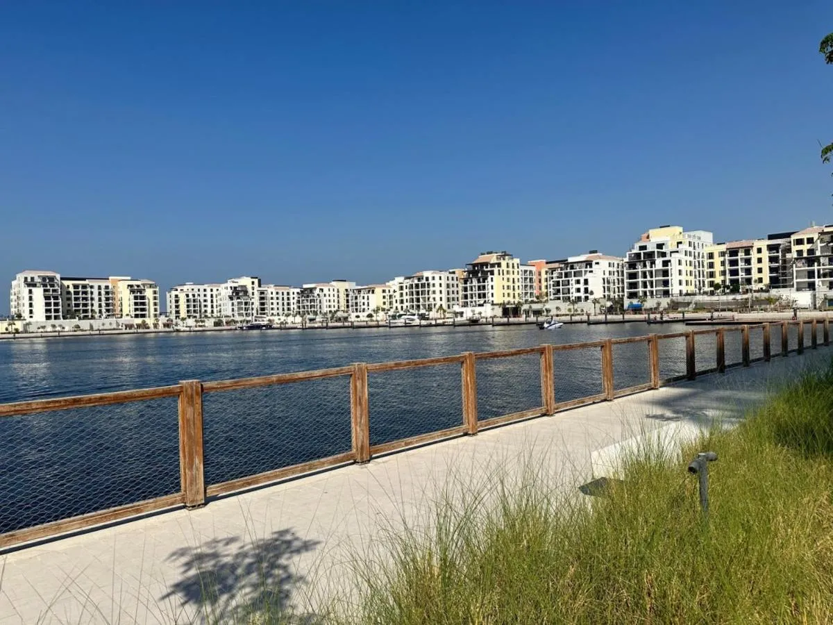 Luxury lifestyle at La Sirene Port de la Mer Jumeirah 1 — صورة 3