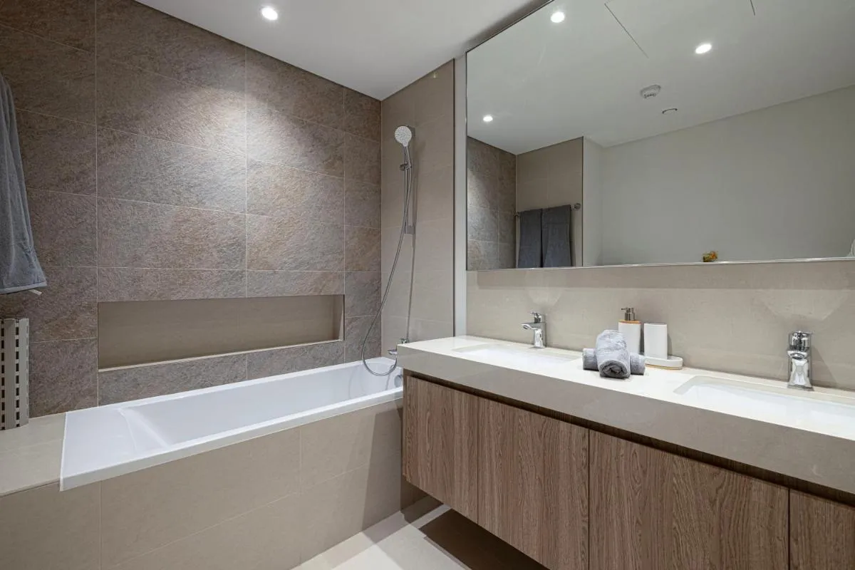 ⁨Amazing 2BR Home Burj Khalifa View Steps Walk to DubaiMall⁩ — صورة 20