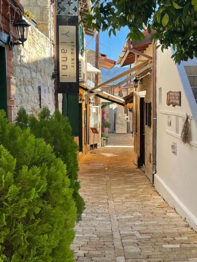 ستوو كير ييانني - Omodos، قبرص