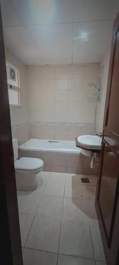 Deluxe Dubai private room bath with private balcony — صورة 2