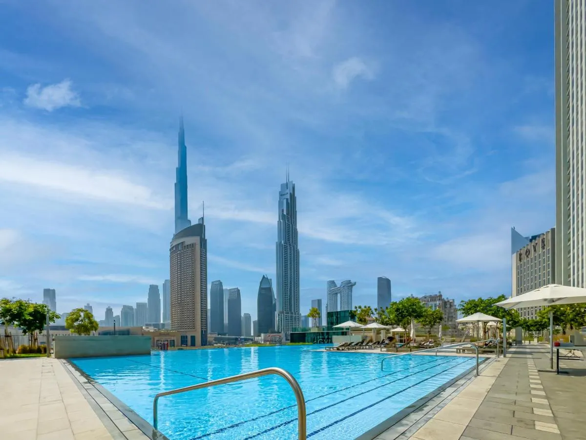 ⁨Blissful Stays - Luxury Two Bedroom Apartment at Downtown Views II- 5 min walk to Dubai Mall, Burj Khalifa with Infinity Pool⁩ — صورة 4