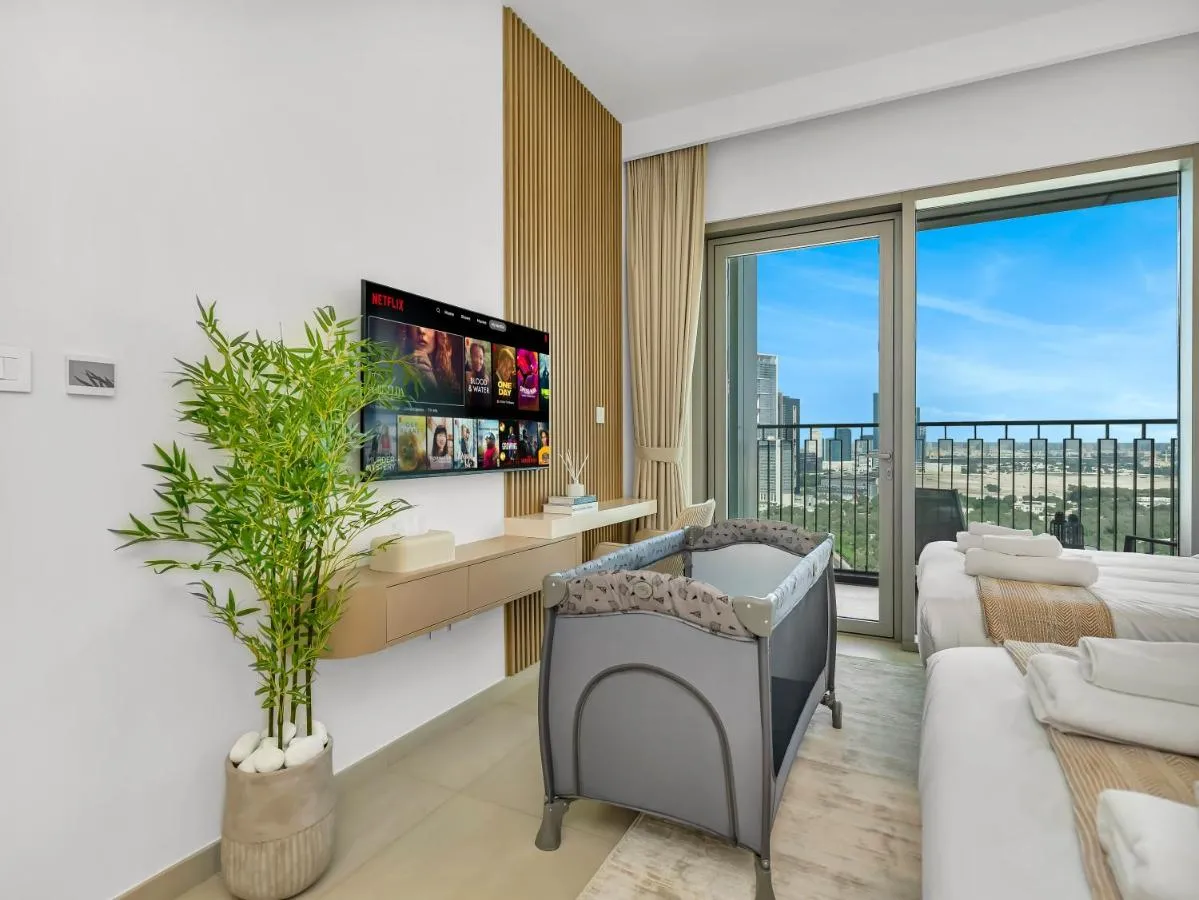 ⁨Blissful Stays - Luxury Two Bedroom Apartment at Downtown Views II- 5 min walk to Dubai Mall, Burj Khalifa with Infinity Pool⁩ — صورة 9