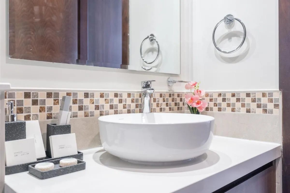 ⁨Burj View - Chic 2BR - 5min Dubai mall Canal⁩ — صورة 31