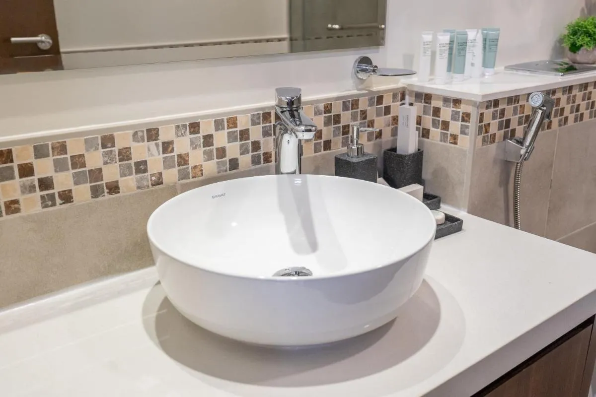 ⁨Burj View - Chic 2BR - 5min Dubai mall Canal⁩ — صورة 34