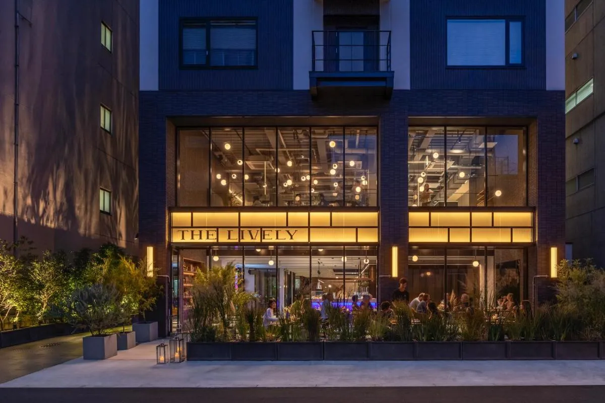 ليفلي وساكا هونماتشي - أوساكا، اليابان