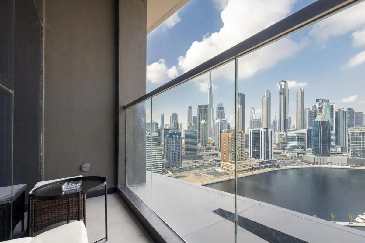 Waves - Elegant Waterfront Living in Dubai's Business Bay — صورة 2