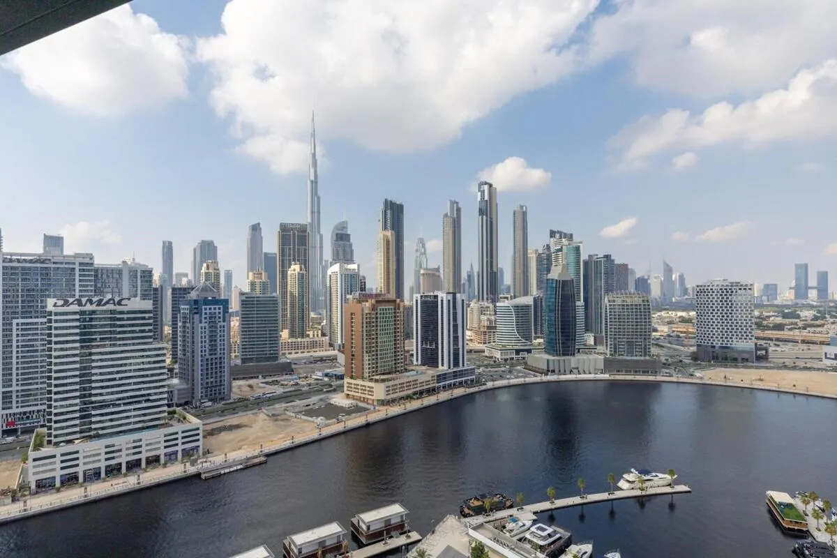 Waves - Elegant Waterfront Living in Dubai's Business Bay — صورة 4