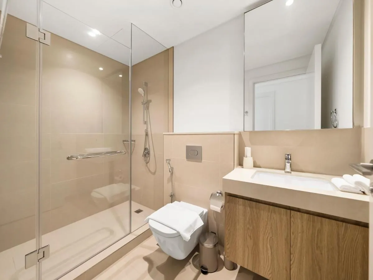 ⁨Blissful Stays - Luxury Two Bedroom Apartment at Downtown Views II- 5 min walk to Dubai Mall, Burj Khalifa with Infinity Pool⁩ — صورة 15