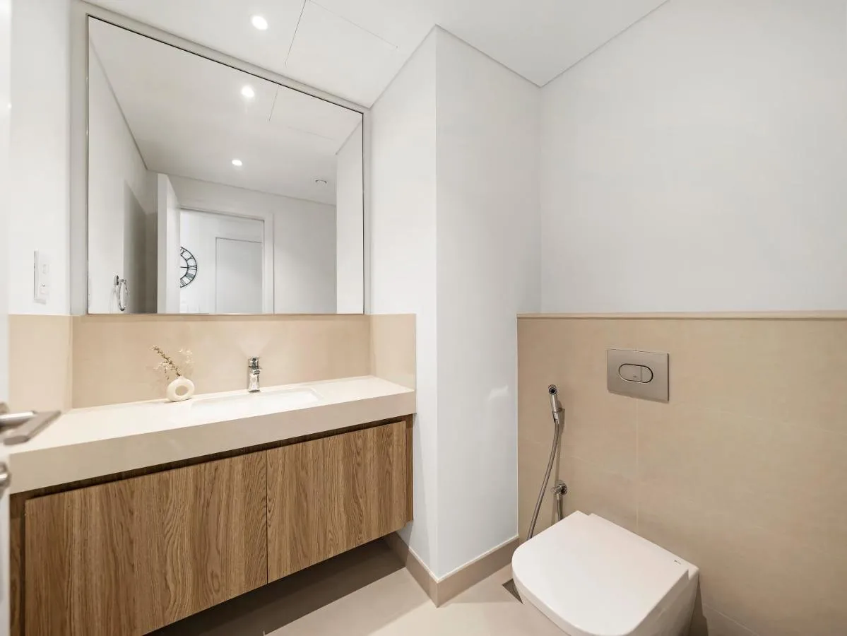 ⁨Blissful Stays - Luxury Two Bedroom Apartment at Downtown Views II- 5 min walk to Dubai Mall, Burj Khalifa with Infinity Pool⁩ — صورة 24
