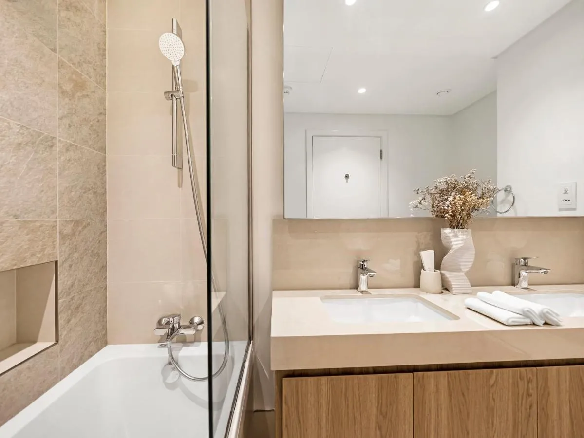 ⁨Blissful Stays - Luxury Two Bedroom Apartment at Downtown Views II- 5 min walk to Dubai Mall, Burj Khalifa with Infinity Pool⁩ — صورة 37