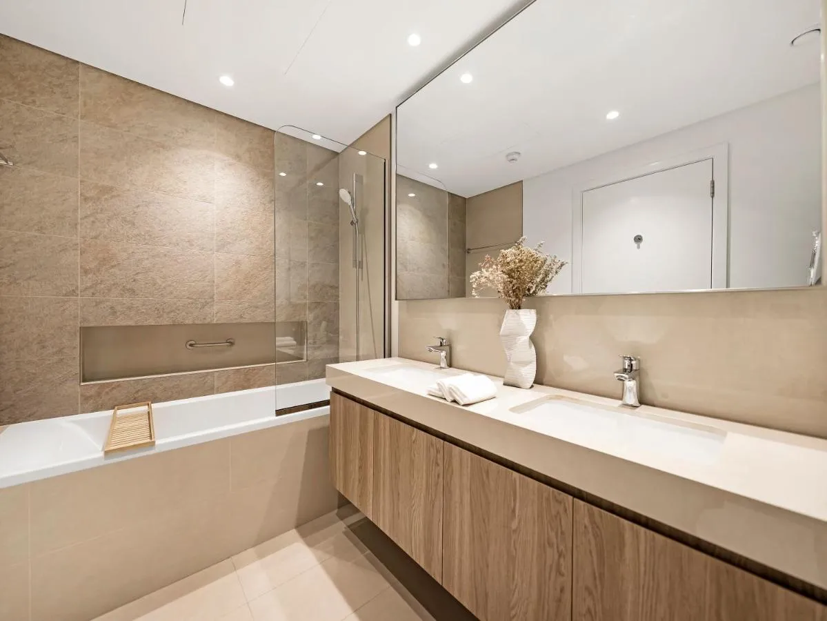 ⁨Blissful Stays - Luxury Two Bedroom Apartment at Downtown Views II- 5 min walk to Dubai Mall, Burj Khalifa with Infinity Pool⁩ — صورة 8