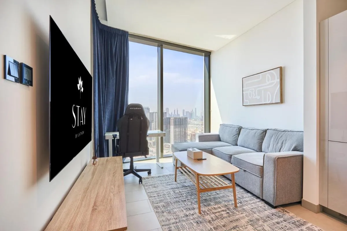 ⁨STAY BY LATINEM Luxury 1BR Holiday Home W 3516 Near Burj Khalifa⁩ — صورة 2