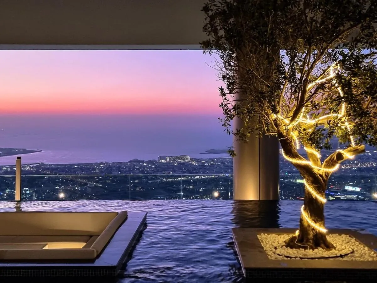 ⁨Sky Suite 1 Bedroom Apartment with Infinity Rooftop Pool and Dubais Ultimate Skyline View at Paramount Midtown⁩ — صورة 10