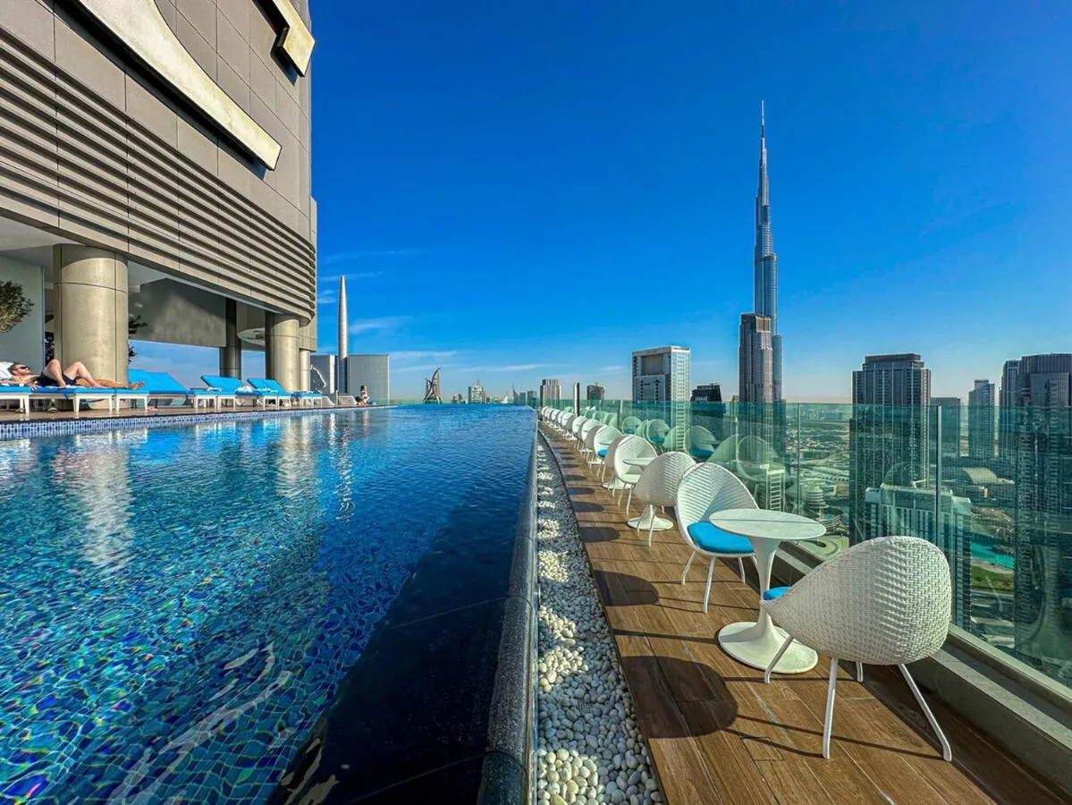 ⁨Sky Suite 1 Bedroom Apartment with Infinity Rooftop Pool and Dubais Ultimate Skyline View at Paramount Midtown⁩ — صورة 7