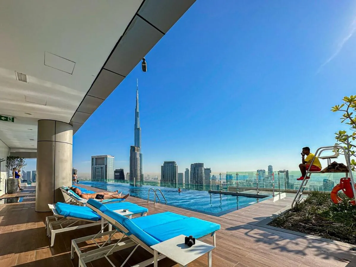 ⁨Sky Suite 1 Bedroom Apartment with Infinity Rooftop Pool and Dubais Ultimate Skyline View at Paramount Midtown⁩ — صورة 36