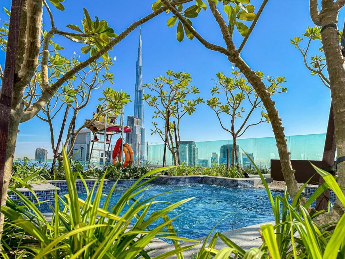 ⁨Sky Suite 1 Bedroom Apartment with Infinity Rooftop Pool and Dubais Ultimate Skyline View at Paramount Midtown⁩ — صورة 9