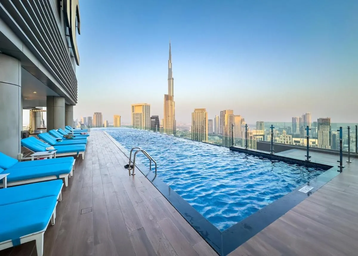 ⁨Sky Suite 1 Bedroom Apartment with Infinity Rooftop Pool and Dubais Ultimate Skyline View at Paramount Midtown⁩ — صورة 41