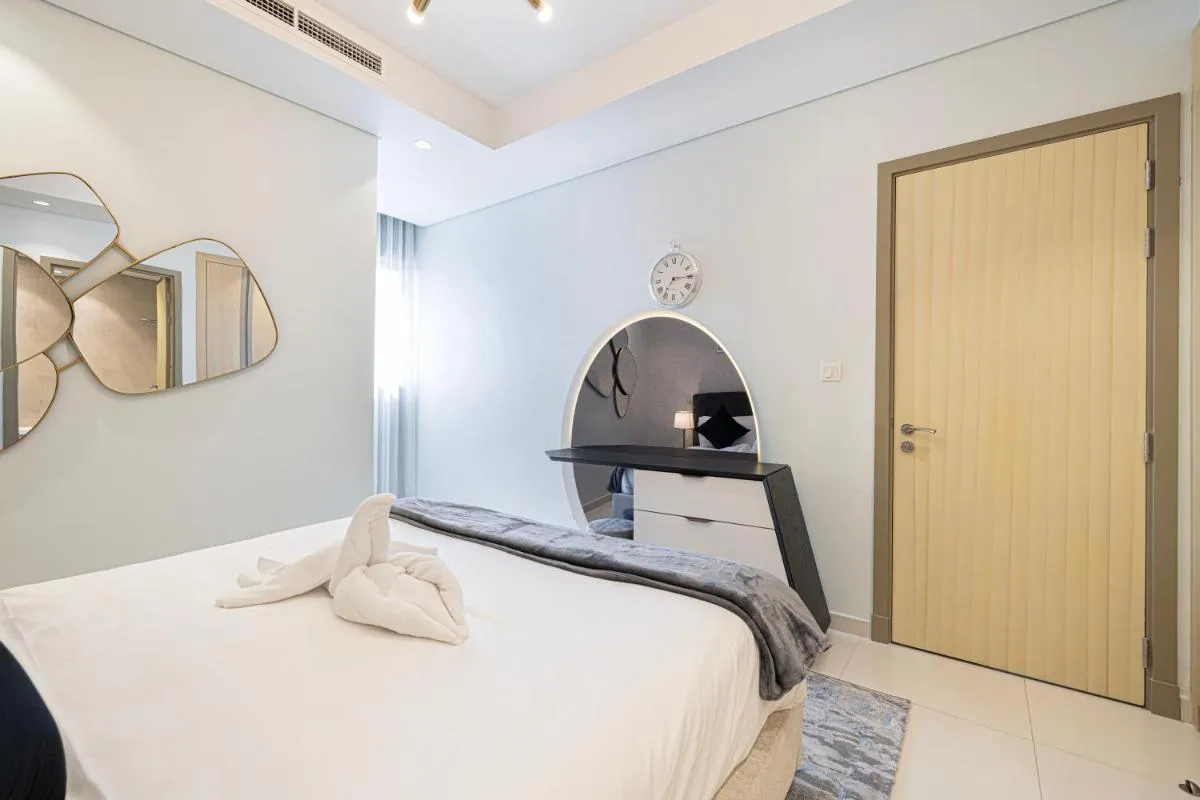 ⁨Sky Suite 1 Bedroom Apartment with Infinity Rooftop Pool and Dubais Ultimate Skyline View at Paramount Midtown⁩ — صورة 23
