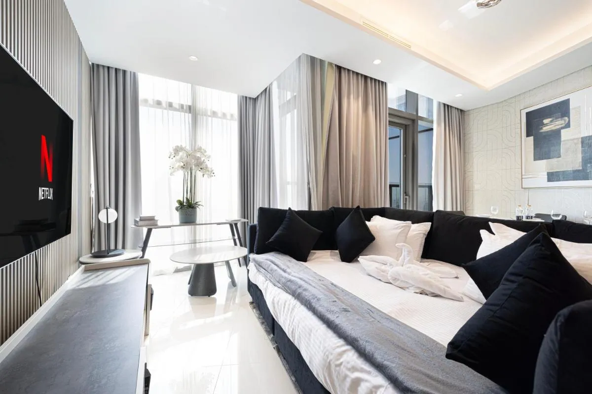 ⁨Sky Suite 1 Bedroom Apartment with Infinity Rooftop Pool and Dubais Ultimate Skyline View at Paramount Midtown⁩ — صورة 14