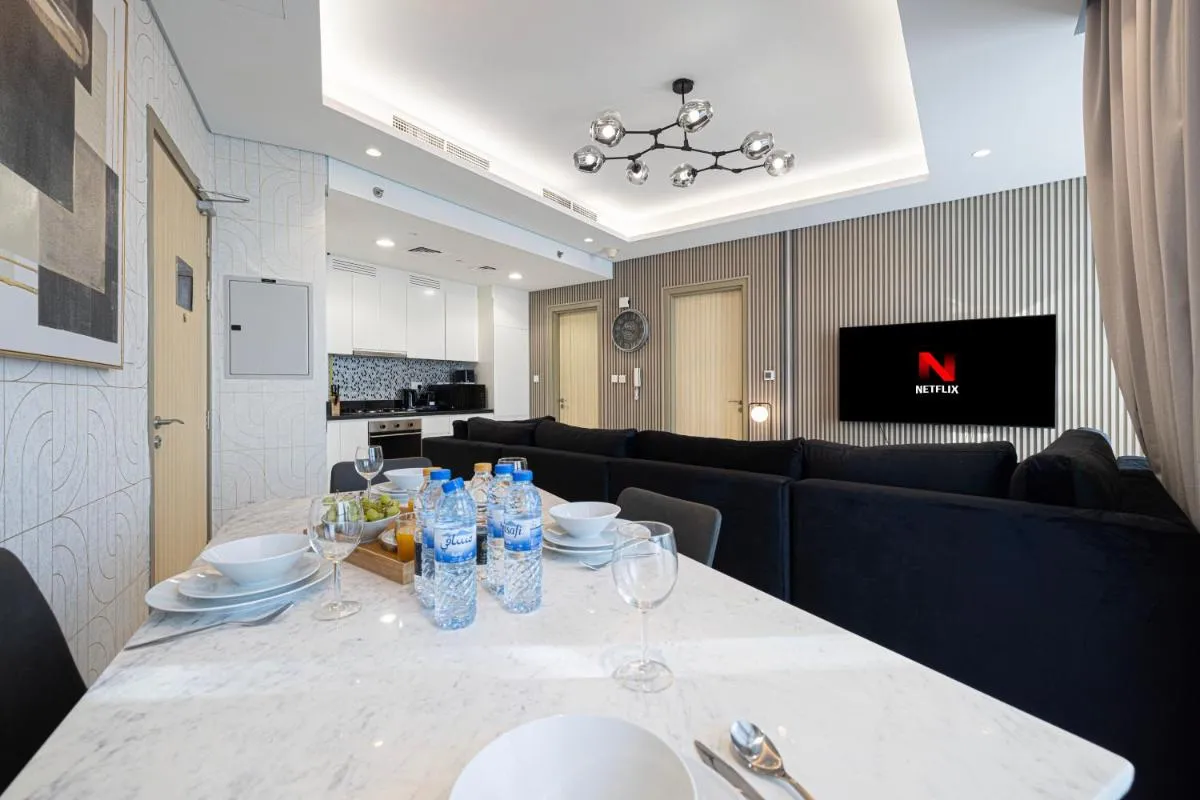 ⁨Sky Suite 1 Bedroom Apartment with Infinity Rooftop Pool and Dubais Ultimate Skyline View at Paramount Midtown⁩ — صورة 18