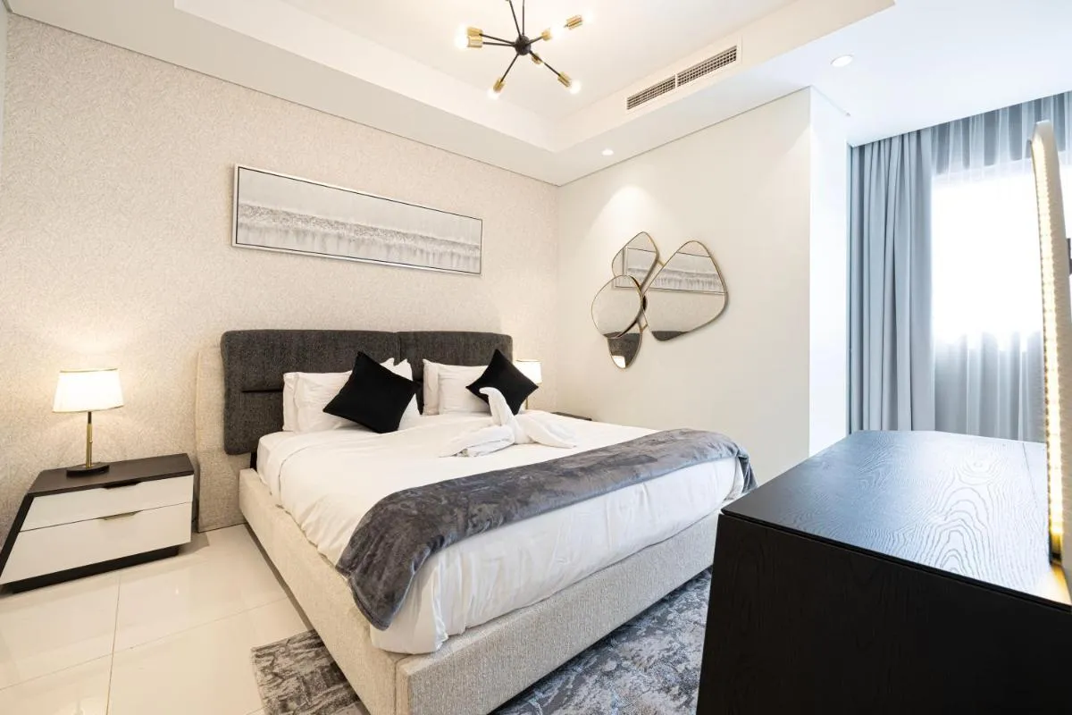 ⁨Sky Suite 1 Bedroom Apartment with Infinity Rooftop Pool and Dubais Ultimate Skyline View at Paramount Midtown⁩ — صورة 5