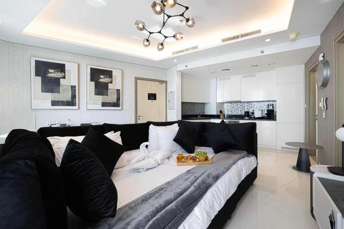 ⁨Sky Suite 1 Bedroom Apartment with Infinity Rooftop Pool and Dubais Ultimate Skyline View at Paramount Midtown⁩ — صورة 15