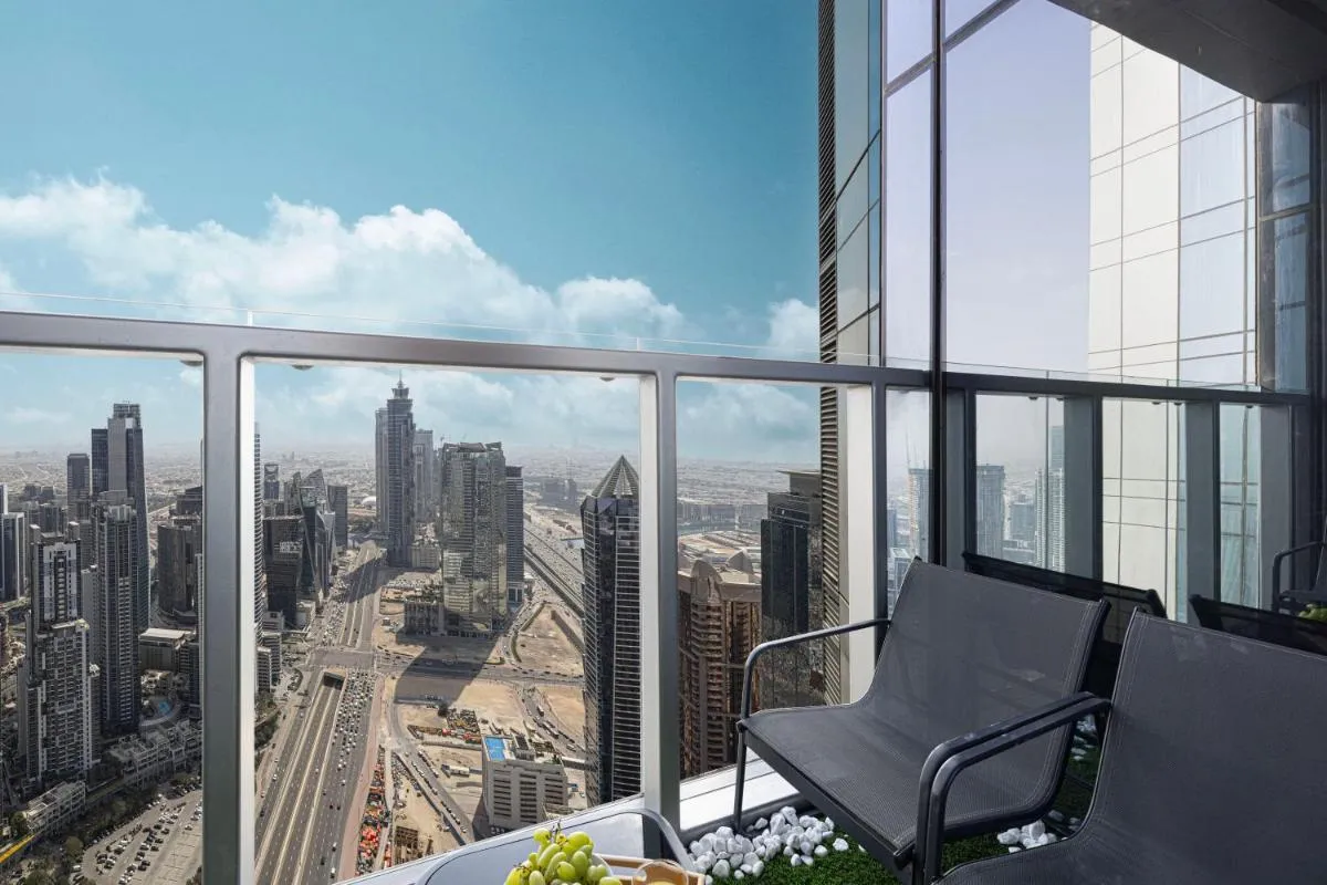 ⁨Sky Suite 1 Bedroom Apartment with Infinity Rooftop Pool and Dubais Ultimate Skyline View at Paramount Midtown⁩ — صورة 28