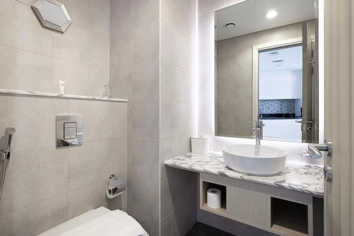 ⁨Sky Suite 1 Bedroom Apartment with Infinity Rooftop Pool and Dubais Ultimate Skyline View at Paramount Midtown⁩ — صورة 19
