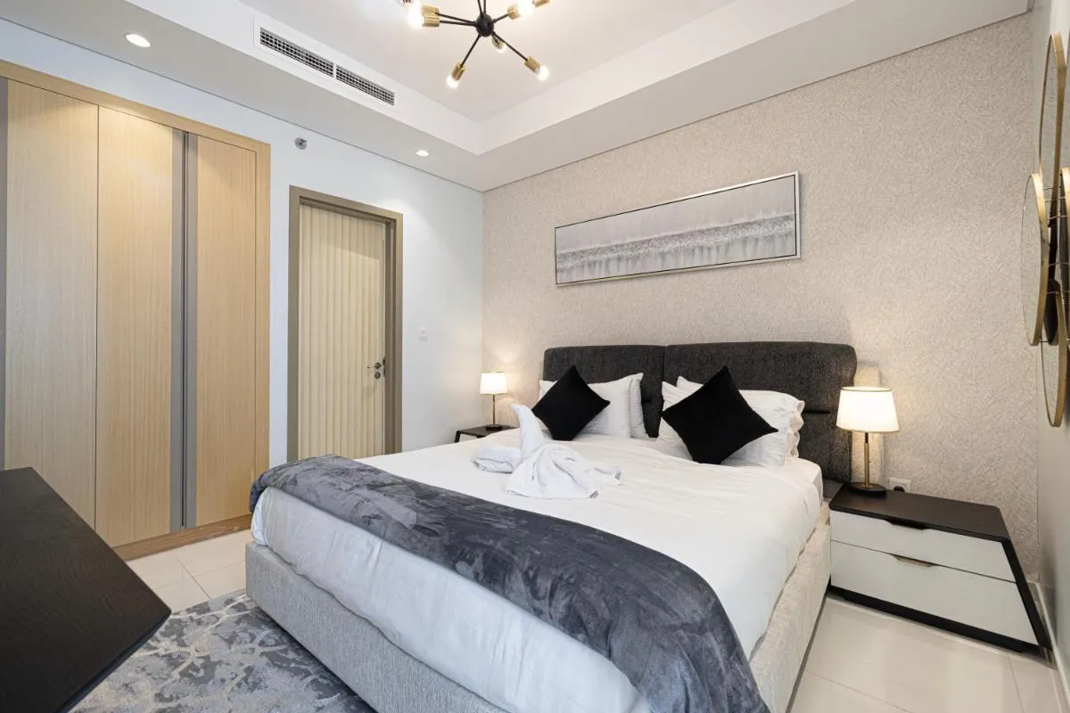 ⁨Sky Suite 1 Bedroom Apartment with Infinity Rooftop Pool and Dubais Ultimate Skyline View at Paramount Midtown⁩ — صورة 21