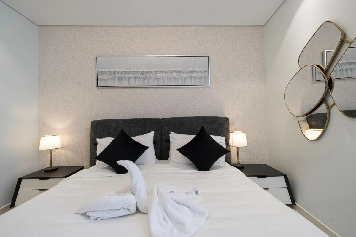 ⁨Sky Suite 1 Bedroom Apartment with Infinity Rooftop Pool and Dubais Ultimate Skyline View at Paramount Midtown⁩ — صورة 22