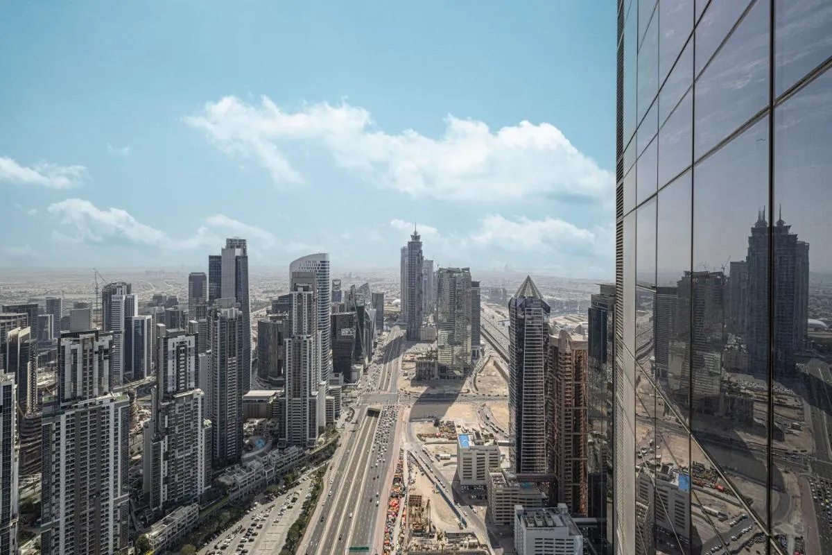 ⁨Sky Suite 1 Bedroom Apartment with Infinity Rooftop Pool and Dubais Ultimate Skyline View at Paramount Midtown⁩ — صورة 45