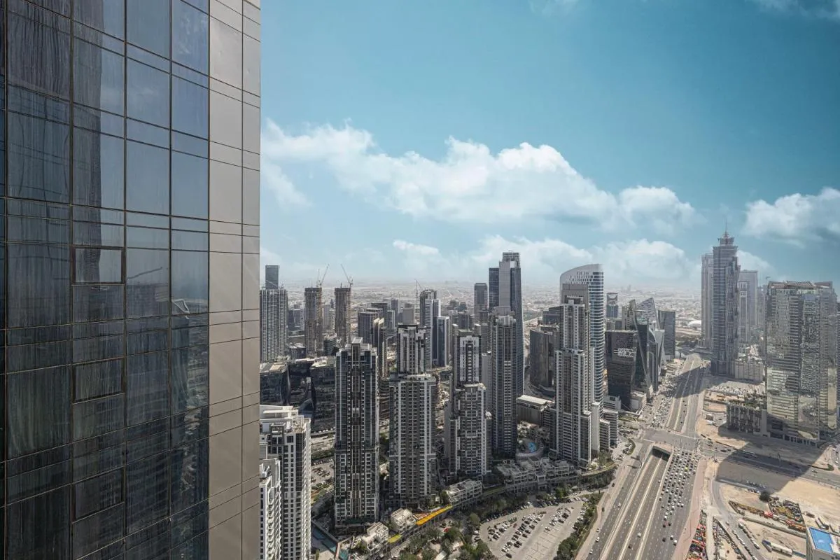 ⁨Sky Suite 1 Bedroom Apartment with Infinity Rooftop Pool and Dubais Ultimate Skyline View at Paramount Midtown⁩ — صورة 46