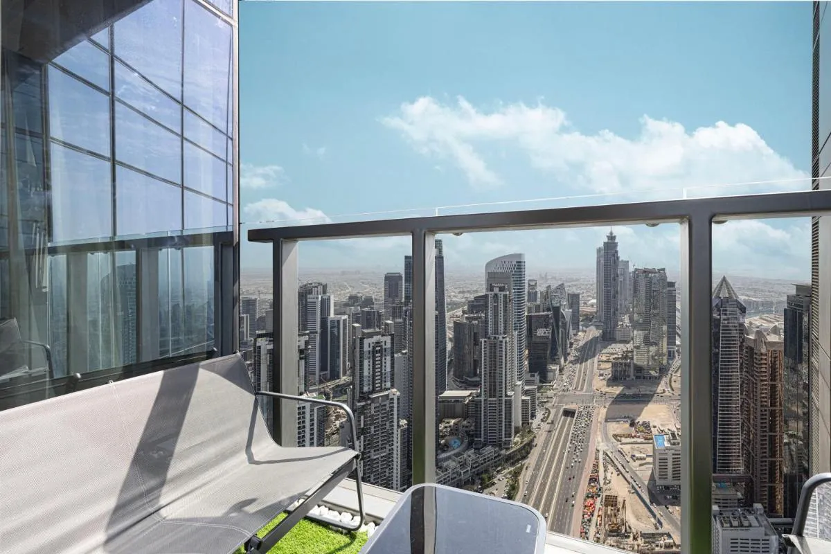 ⁨Sky Suite 1 Bedroom Apartment with Infinity Rooftop Pool and Dubais Ultimate Skyline View at Paramount Midtown⁩ — صورة 26