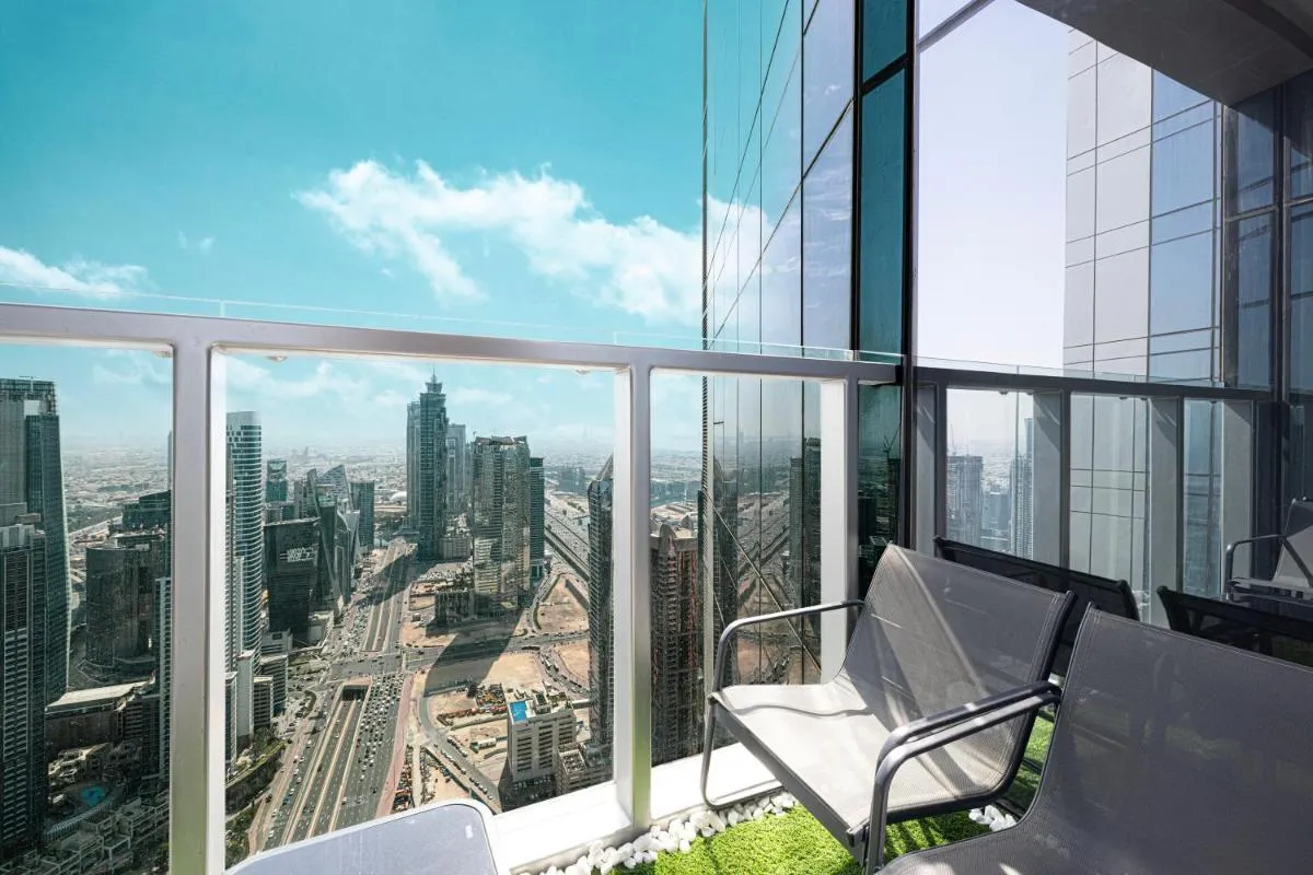 ⁨Sky Suite 1 Bedroom Apartment with Infinity Rooftop Pool and Dubais Ultimate Skyline View at Paramount Midtown⁩ — صورة 27