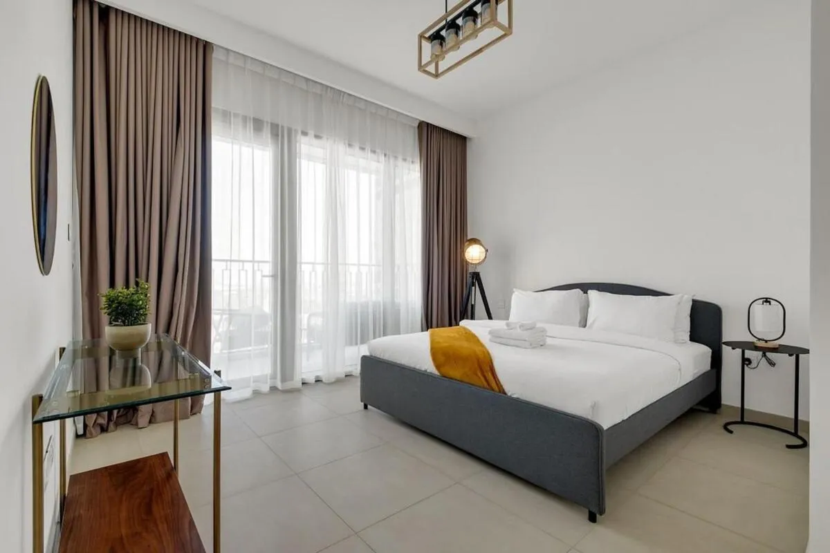 ⁨Elegant 2BR by Dubai Mall⁩ — صورة 8