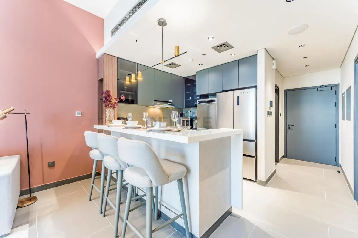 High-Rise 1BR with Lake and City Views and Minutes to Metro, MBL Royal, Jumeirah Lake Towers by Deluxe Holiday Homes — صورة 2