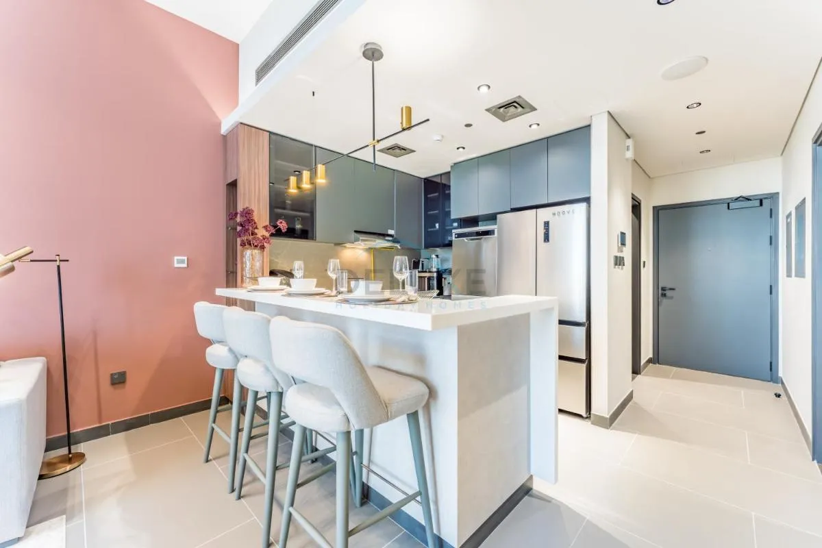 High-Rise 1BR with Lake and City Views and Minutes to Metro, MBL Royal, Jumeirah Lake Towers by Deluxe Holiday Homes — صورة 2