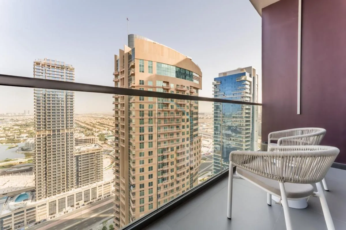 High-Rise 1BR with Lake and City Views and Minutes to Metro, MBL Royal, Jumeirah Lake Towers by Deluxe Holiday Homes — صورة 3