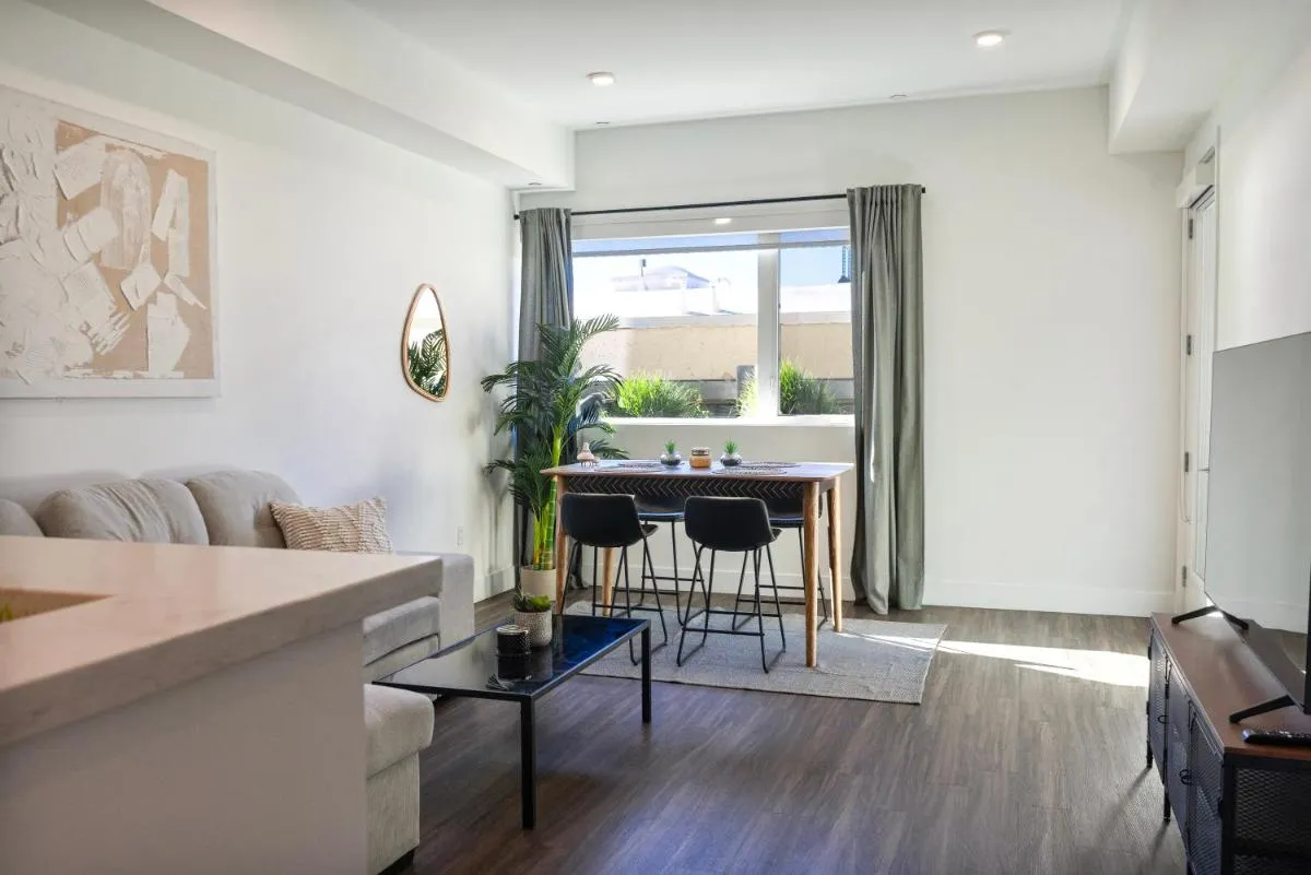 برايت و ستايلش 1 بدروم والك تو نتفليكس بيرفكت فور لونغ ستايس فري باركينغ — صورة 3