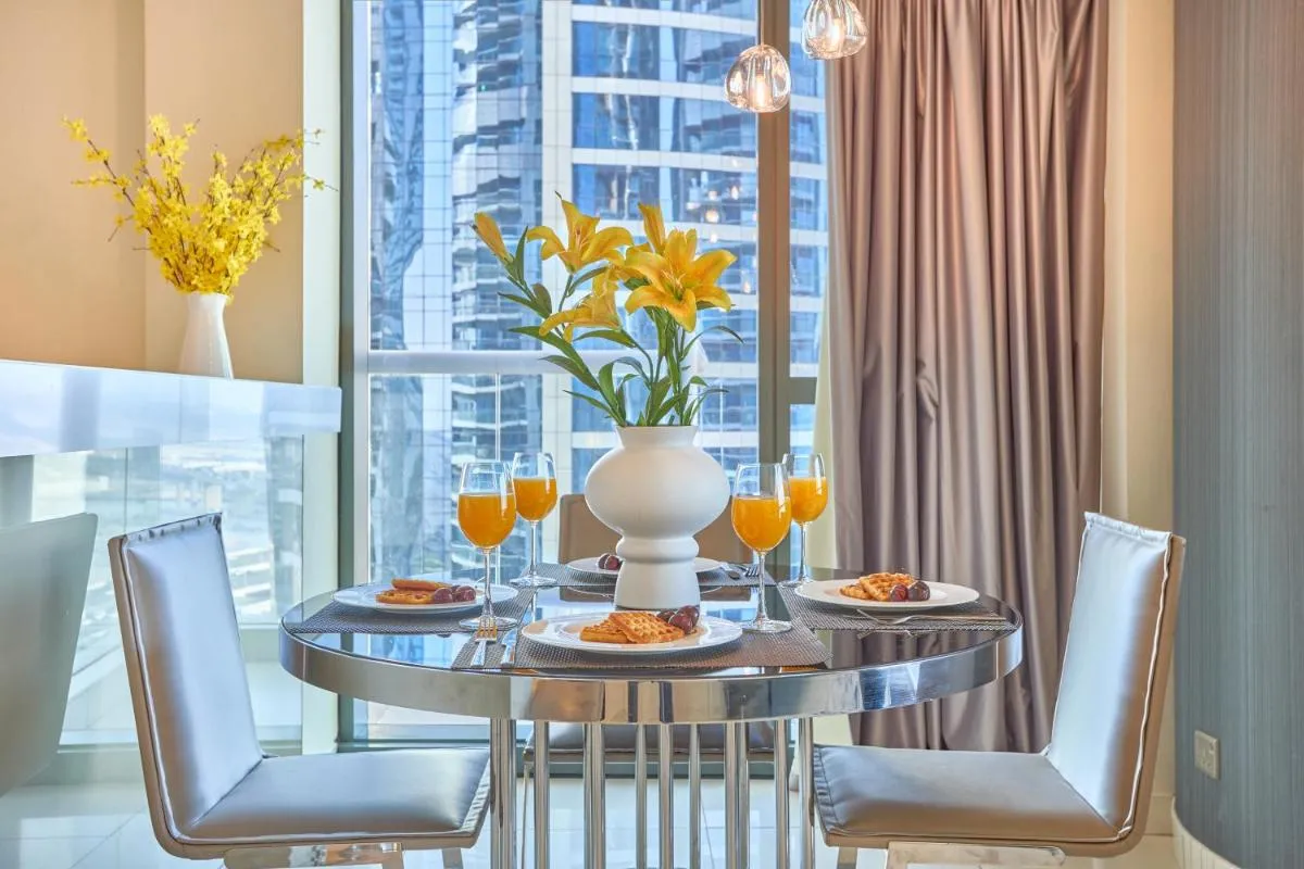 Spacious 2 Bedroom Apartment in DAMAC Towers by Paramount Dubai with Pool Gym Free Parking Sleeps 4 by Stayfinity — صورة 4