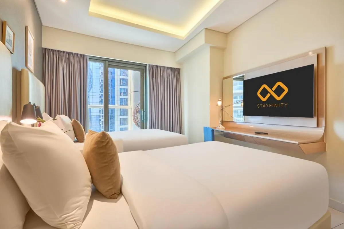 Spacious 2 Bedroom Apartment in DAMAC Towers by Paramount Dubai with Pool Gym Free Parking Sleeps 4 by Stayfinity — صورة 2