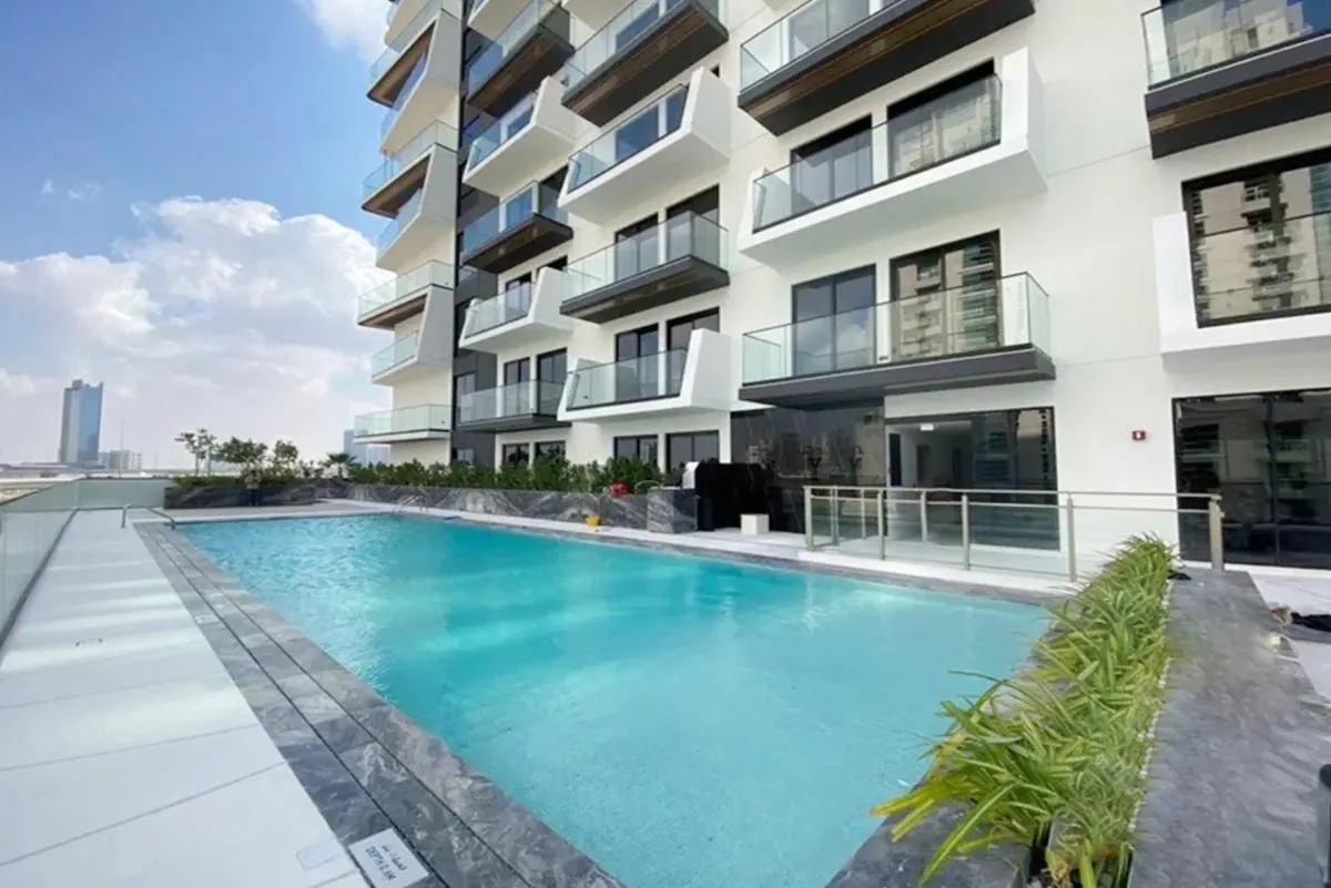 Chic 1BR in JVC with Balcony, Near Mall & Parks — صورة 3
