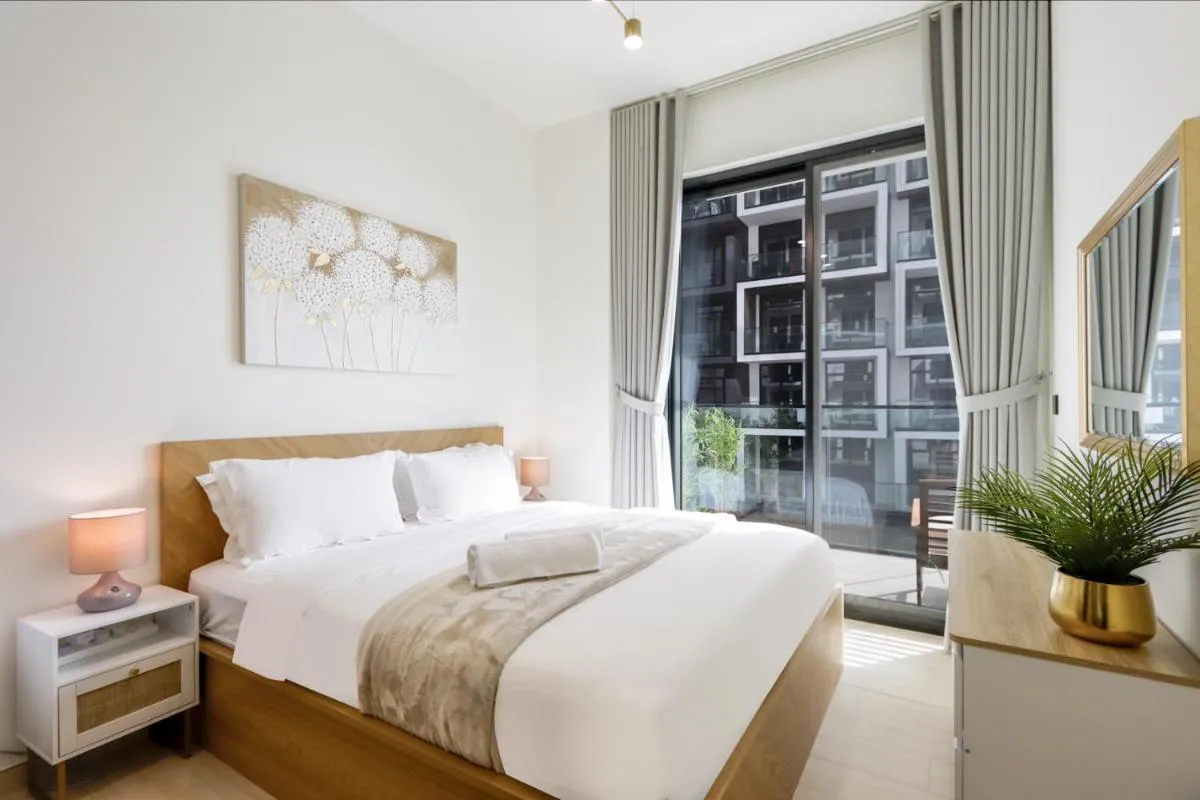 Chic 1BR in JVC with Balcony, Near Mall & Parks — صورة 2