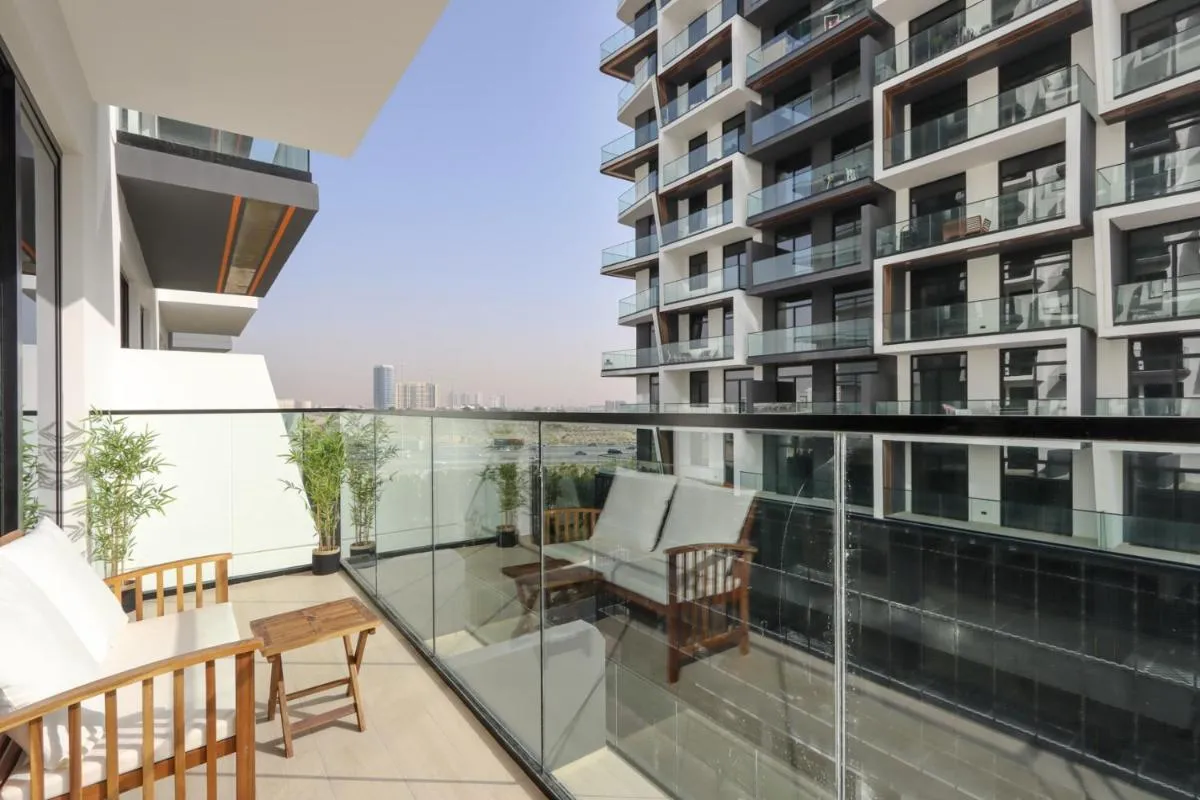 Chic 1BR in JVC with Balcony, Near Mall & Parks — صورة 4