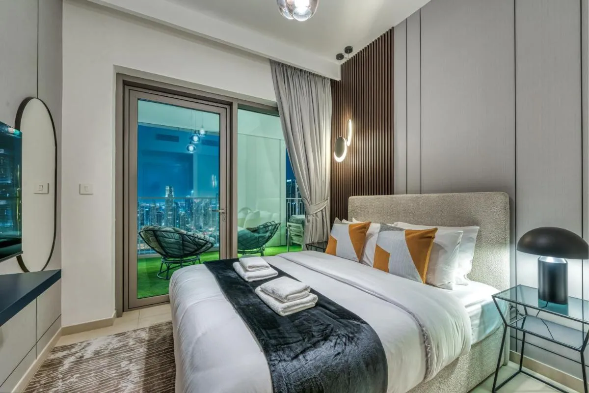 ⁨Dubai Mall Connection - Burj Views - Turf Balcony⁩ — صورة 15