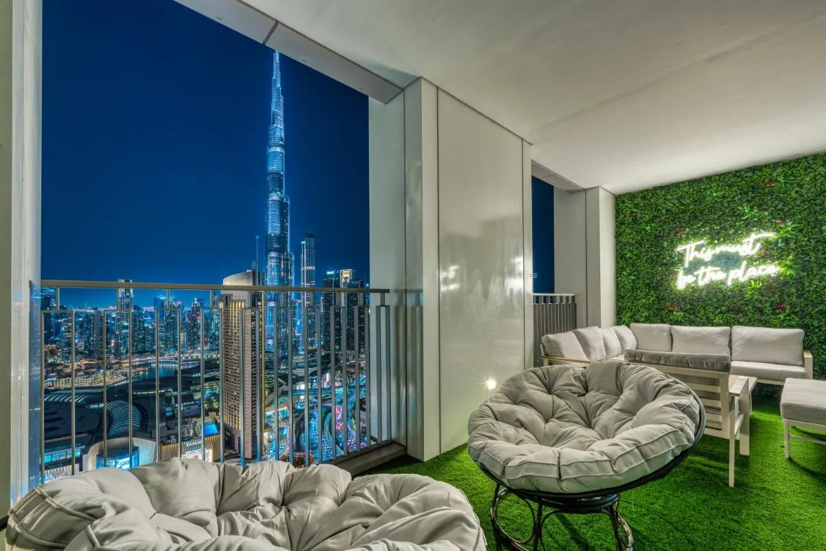 ⁨Dubai Mall Connection - Burj Views - Turf Balcony⁩ — صورة 17