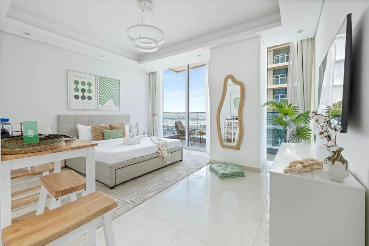 ⁨Cozy Studio 7 Minutes From Dubai Mail⁩ — صورة 8