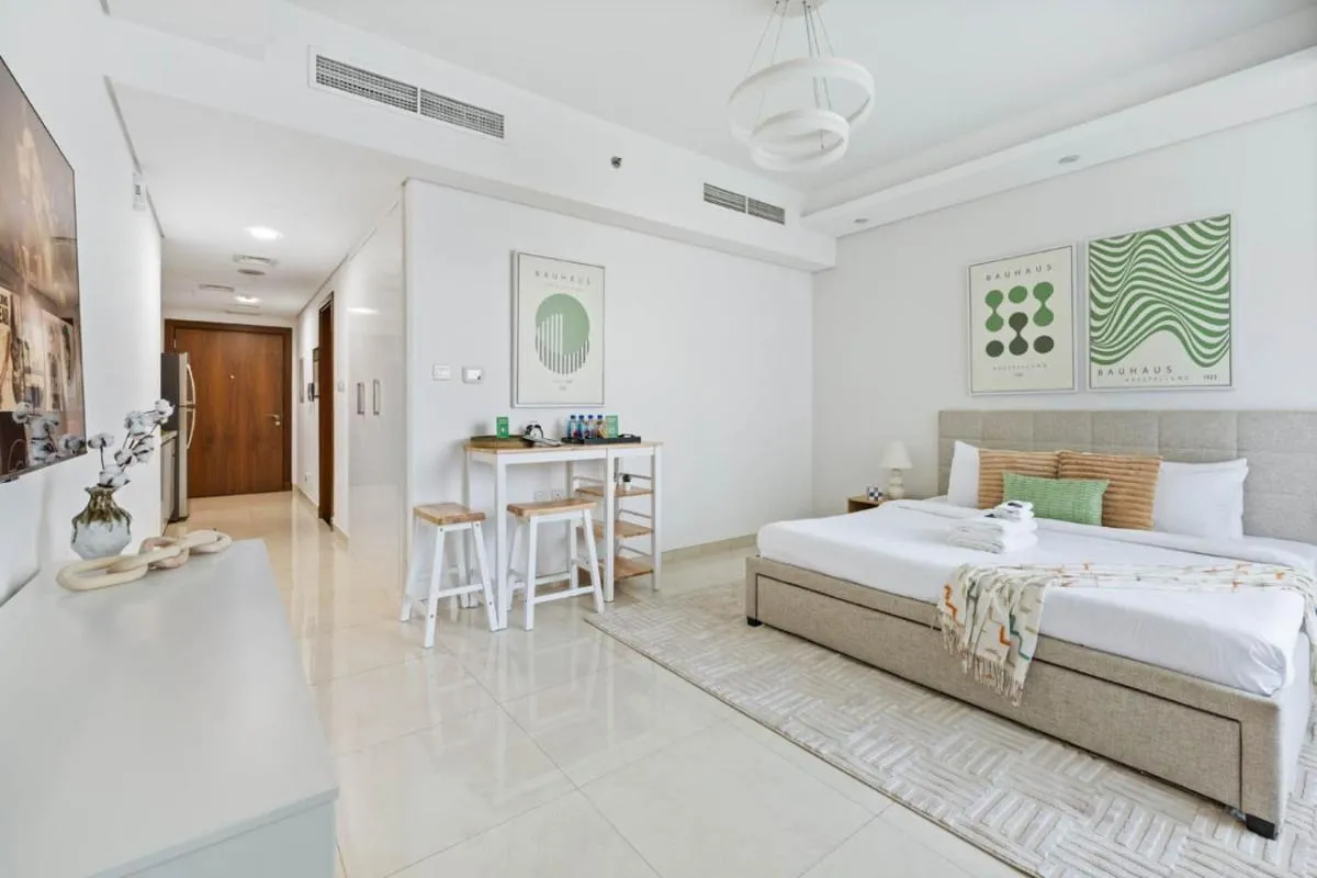 ⁨Cozy Studio 7 Minutes From Dubai Mail⁩ — صورة 9