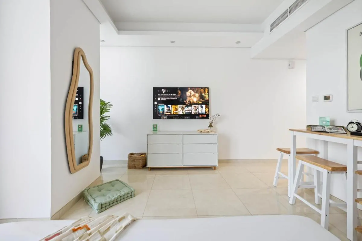 ⁨Cozy Studio 7 Minutes From Dubai Mail⁩ — صورة 16